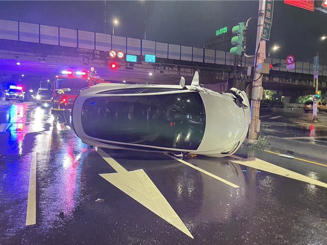 洪男酒后驾驶特斯拉自撞分隔岛翻车。（翻摄照片／林郁平台北传真）