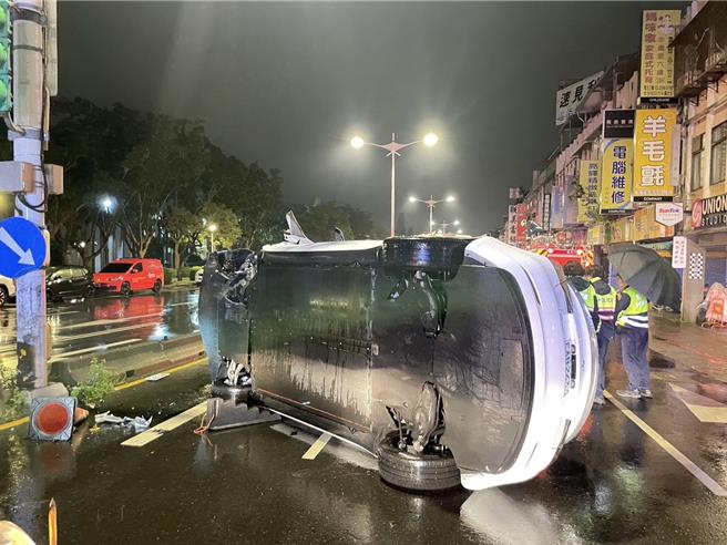 洪男酒后驾驶特斯拉自撞分隔岛翻车。（翻摄照片／林郁平台北传真）