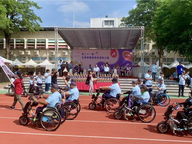 全国脊髓损伤者运动大会28日在台南市中西区进学国小举行，现场有运动员进场。（中华民国脊髓损伤者联合会提供／程炳璋台南传真）