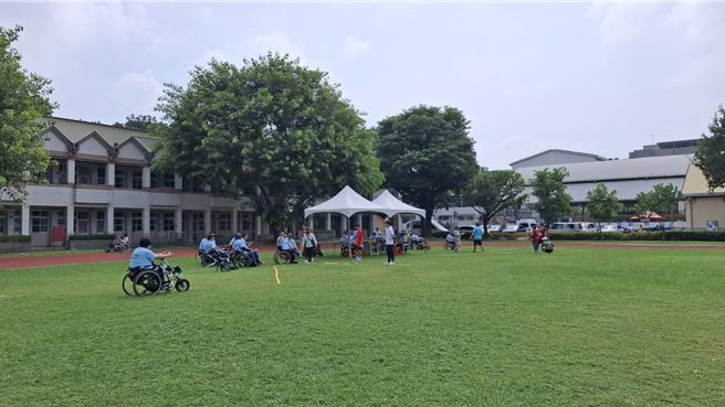 全国脊髓损伤者运动大会28日在台南市中西区进学国小举行，选手正在草地上热身。（程炳璋摄）