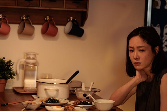 尹馨因丈夫失踪为生计忧愁不已。（公视台语台、华视提供）