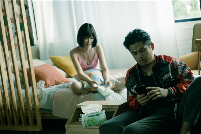 安心亚（左）饰演传播妹，张再兴为她乾哥。（公视台语台、华视提供）