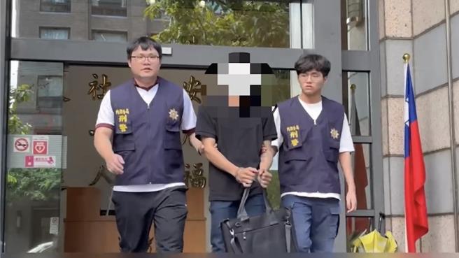 警方将出面取款的马来西亚籍车手逮捕送办。（翻摄照片／林郁平台北传真）