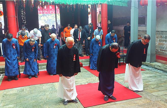 侯友宜身穿长袍马褂担任主祭，以26道传统古礼向孔子致上崇高敬意。（新北市教育局提供）