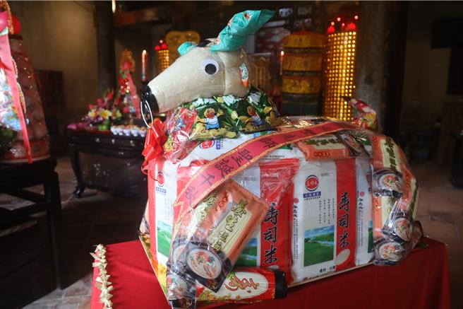 以白米与麵条堆迭的牛造型祭品。（新北市教育局提供）