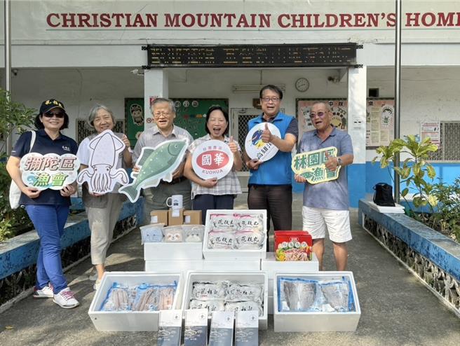 高雄市海洋局攜手國華食品台灣公司贈送水產品給高雄市私立基督教山地育幼院，右二起為海洋局副局長鐘致遠、國華食品台灣公司董事長周怡華、基督教山地育幼院長楊子江。（海洋局提供／林瑞益高雄傳真）