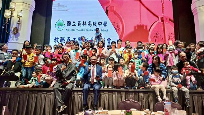 國立員林高中校長楊豪森（前排左）感謝該校家長會長賴明毅（前排右）出錢出力輔弼教育，嘉惠學子。（校方提供／孫英哲彰化傳真）