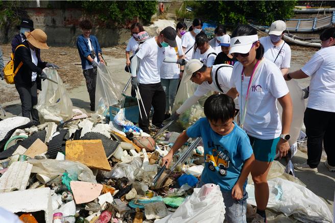 光田醫院舉辦淨灘活動。（院方提供／李京昇台中傳真）