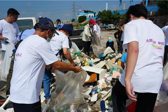 眾人協力清除垃圾。（院方提供／李京昇台中傳真）