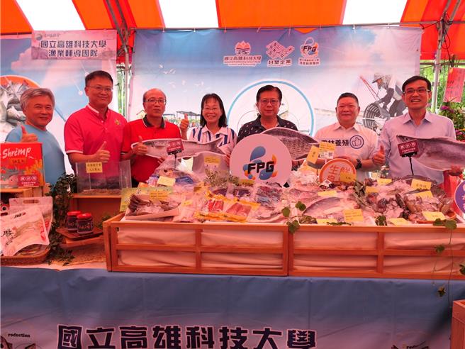 「雲林特色文蛤節暨台塑農漁輔導成果展」28日在雲林縣四湖鄉登場，農業部次長黃昭欽（右三）針對今年台西地區文蛤收成僅3、4成，表示將透過學者專家的輔導，幫助漁民因應日益嚴重的極端氣候。（張朝欣攝）