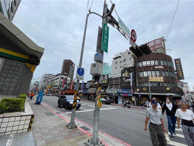 新北市新店区北新路、民权路口将自下周一（30日）起试办行人专用时相。（新北市交通局提供）