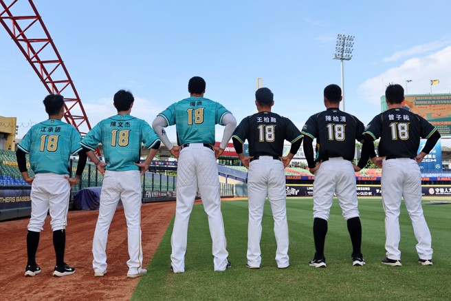 台钢雄鹰在28、29日两天比赛中都将穿上特制18号球衣向潘威伦致敬。（台钢雄鹰提供）