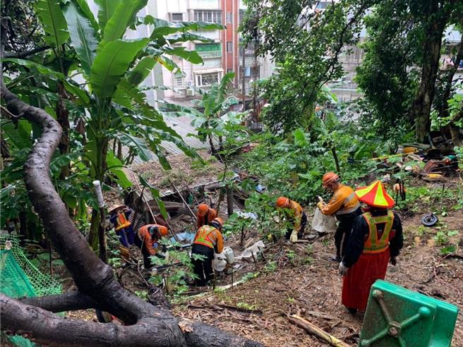 新北市政府派员加强清消，防堵登革热疫情。（新北市卫生局提供）