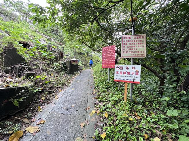 新北市政府于山区步道插立警示牌，提醒民眾落实防蚊措施。（新北市卫生局提供）