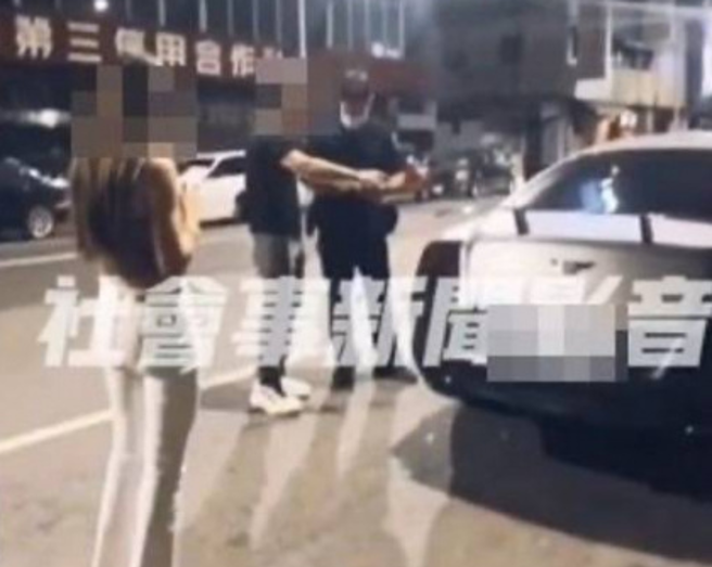 高雄有男子於日前因違停遭員警開單，不料，竟對著員警嬉笑稱「盡量開、開多張一點」。（圖／翻攝自社會事新聞影音）