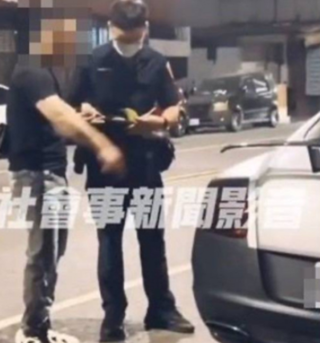 高雄有男子於日前因違停遭員警開單，不料，竟對著員警嬉笑稱「盡量開、開多張一點」。（圖／翻攝自社會事新聞影音）