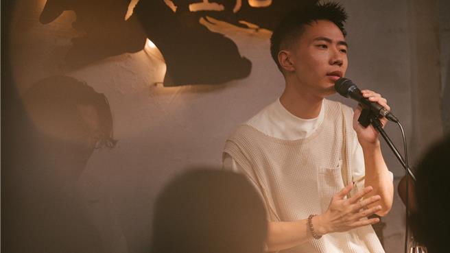 鄭興日前在Live House女巫店開唱。（好的秋工作室提供）