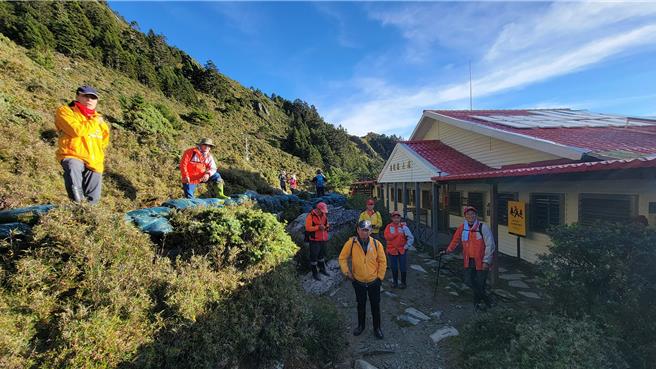 高雄六龟救难协会飞鹰大队27日前往向阳山区搜寻16年前失踪的山友。（高雄六龟救难协会飞鹰大队提供／蔡旻妤台东传真）