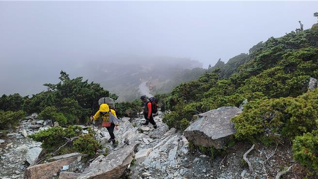 高雄六龟救难协会飞鹰大队27日前往向阳山区搜寻16年前失踪的山友。（高雄六龟救难协会飞鹰大队提供／蔡旻妤台东传真）