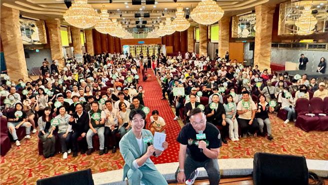 民进党今（28）日举办「Green Up! 和台湾在一起」入党签名见面会高雄场活动。（柯宗纬摄）