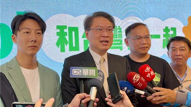 是否有观察比较多「回头草」回到民进党？对此，民进党秘书长林右昌（左二）直说，民进党不会如此功利，要争取台湾人民的认同支持，强调的是民进党的价值、理想，还有执政的能力。（柯宗纬摄）