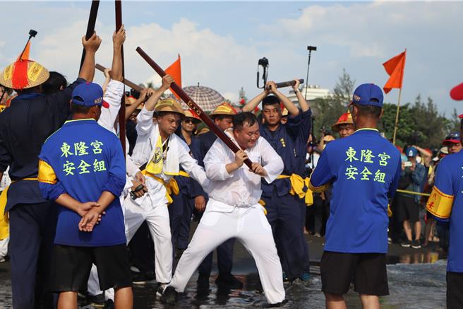 甲辰正科东港迎王平安祭典28日热闹登场，请水仪式在第2次头籤禀请后，3时31分郑府大千岁降临，全场欢声雷动，这是东港迎王72年来首次迎到郑府大千岁。（谢佳潾摄）