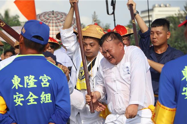 甲辰正科东港迎王平安祭典28日热闹登场，请水仪式在第2次头籤禀请后，3时31分郑府大千岁降临，全场欢声雷动，这是东港迎王72年来首次迎到郑府大千岁。（谢佳潾摄）