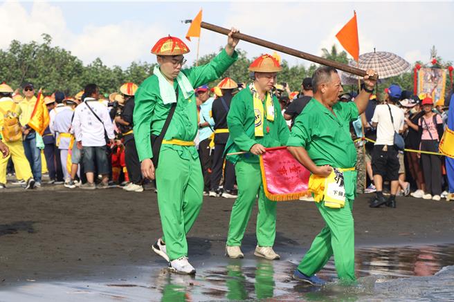 甲辰正科东港迎王平安祭典28日热闹登场，请水仪式在第2次头籤禀请后，3时31分郑府大千岁降临，全场欢声雷动，这是东港迎王72年来首次迎到郑府大千岁。（谢佳潾摄）