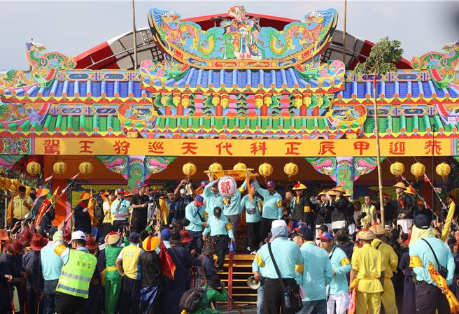 甲辰正科东港迎王平安祭典28日热闹登场，请水仪式在第2次头籤禀请后，3时31分郑府大千岁降临，全场欢声雷动，这是东港迎王72年来首次迎到郑府大千岁。（谢佳潾摄）
