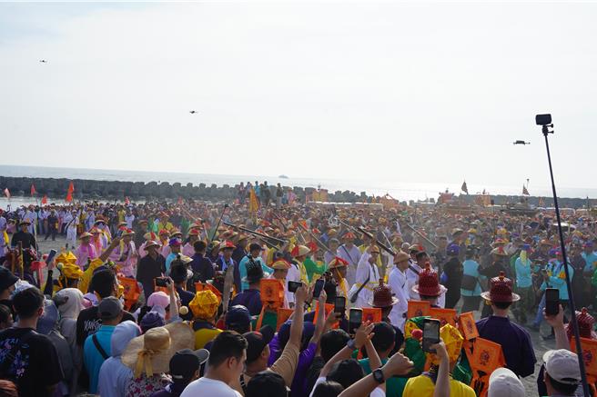 甲辰正科东港迎王平安祭典28日热闹登场，请水仪式在第2次头籤禀请后，3时31分郑府大千岁降临，全场欢声雷动，这是东港迎王72年来首次迎到郑府大千岁。（谢佳潾摄）