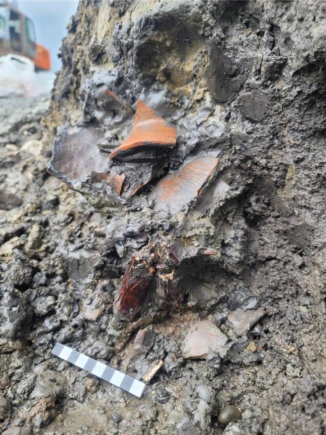 嘉義市鐵路高架工程後火車站工區發現的「番仔交庄遺址」出土遺物狀況 。（言古文化考古團隊提供／廖素慧嘉市傳真）