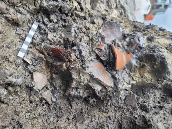 嘉義市鐵路高架工程後火車站工區發現的「番仔交庄遺址」出土遺物狀況 。（言古文化考古團隊提供／廖素慧嘉市傳真）