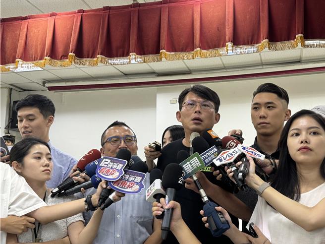 民眾党主席、前台北市长柯文哲因涉京华城弊案被裁定收押禁见将近1个月，民眾党立委黄国昌今（28）日出席「为司法公义站出来」座谈会，提到柯文哲太太陈佩琪昨日正式退休，他说，陈佩琪是非常专业的医师，对于她个人接下来身涯规画高度尊重，党中央也在这段时间与陈佩琪保持密切联繫。（柯毓庭摄）