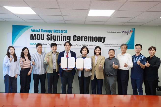 雲林縣政府獲邀參加27日在韓國舉辦的「白頭大干區森林療癒研討會」，由雲林縣長張麗善（右六）等人代表出席，28日張麗善表示已與韓方簽署「台韓森林療癒合作備忘錄」，藉此促進台灣與韓國在森林療癒與精準醫學領域的深度合作。（雲林縣政府提供／張朝欣雲林傳真）