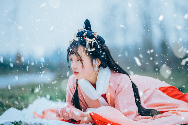 古代女囚斩首前之所以要脱衣，除了避免刽子手因为刀具太钝，砍在衣服上，加剧死囚的痛苦，还有验明正身、防暗器等考量，同时也带有羞辱意味。（示意图：Shutterstock／达志）