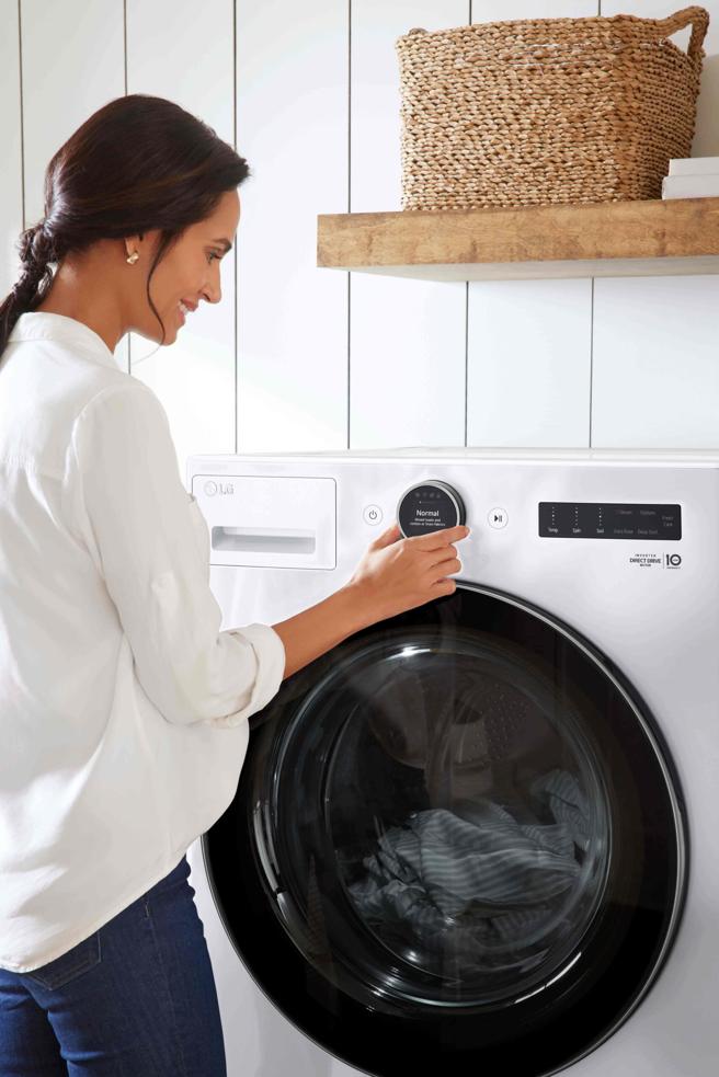 LG AI DD蒸氣變頻滾筒洗衣機22公斤及15公斤、18公斤的指定機型配備LCD智慧液晶旋鈕，可清楚顯示不同洗程。（LG提供）