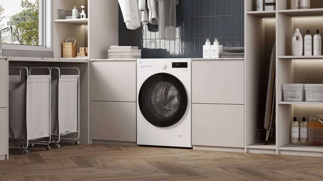 LG AI DD蒸氣變頻滾筒洗衣機18公斤機身寬縮減至65公分，與原先15公斤機身大小相仿，卻可清洗18公斤的衣物量。（LG提供）