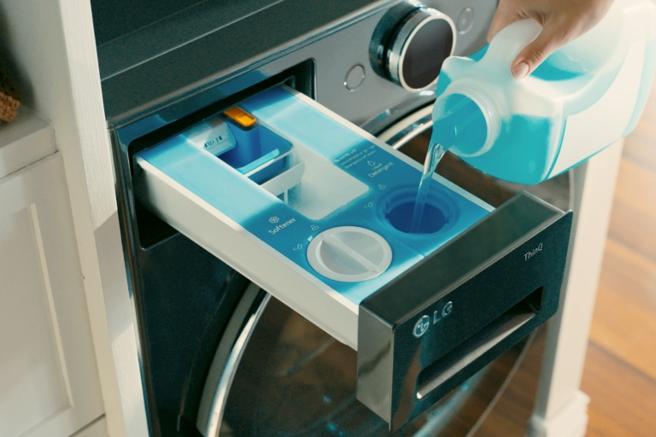 LG AI DD蒸氣變頻滾筒洗衣機之蒸洗脫烘機種配備ezDispense智慧洗劑投入，可感測自動精準投入適合的洗劑量 。（LG提供）