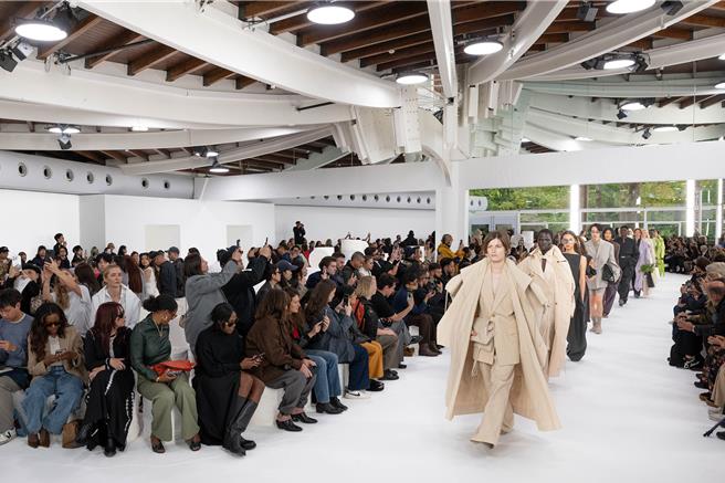 ISSEY MIYAKE 2025春夏大秀，強調一場與紙的對談。（ISSEY MIYAKE提供／黃唯淯台北傳真）