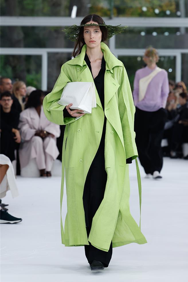 以大麻纖維編織而成的衣物，造型與線條都相當流暢搶眼。（ISSEY MIYAKE提供／黃唯淯台北傳真）