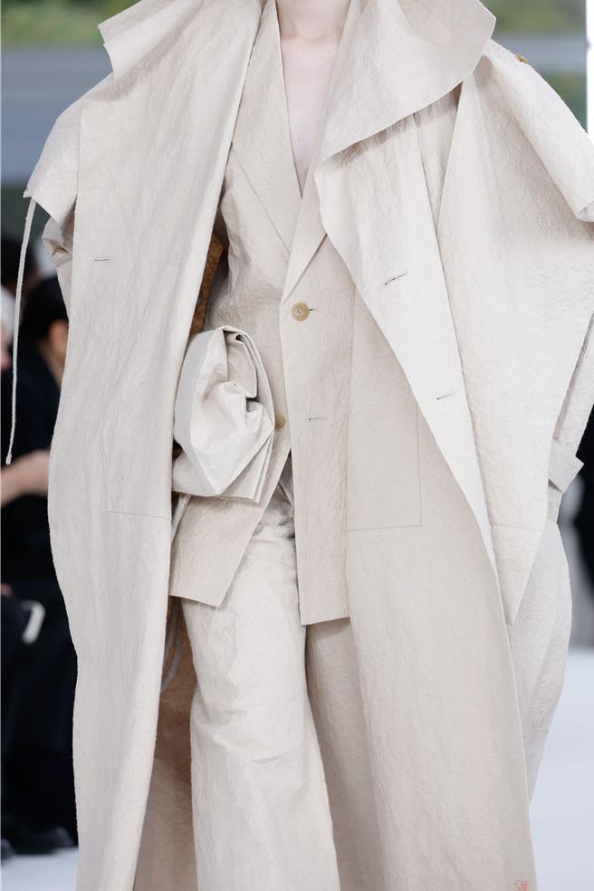 同樣以紙張製成的包款，成為本季的話題之一。（ISSEY MIYAKE提供／黃唯淯台北傳真）