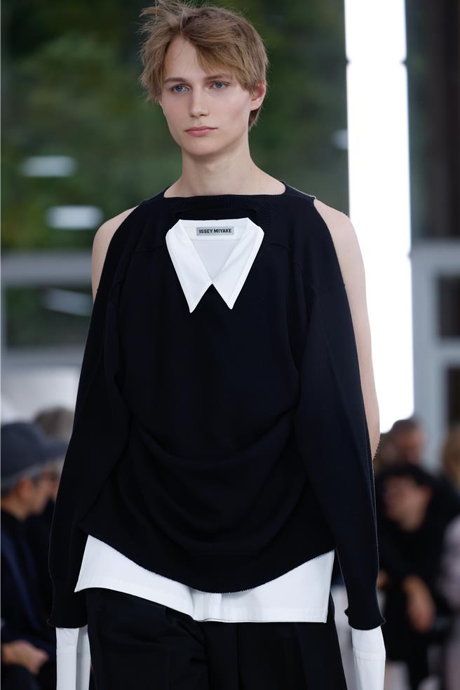 採用無縫技術將兩件服裝織在一起，穿著者可自由選擇要穿上哪一件衣物。（ISSEY MIYAKE提供／黃唯淯台北傳真）