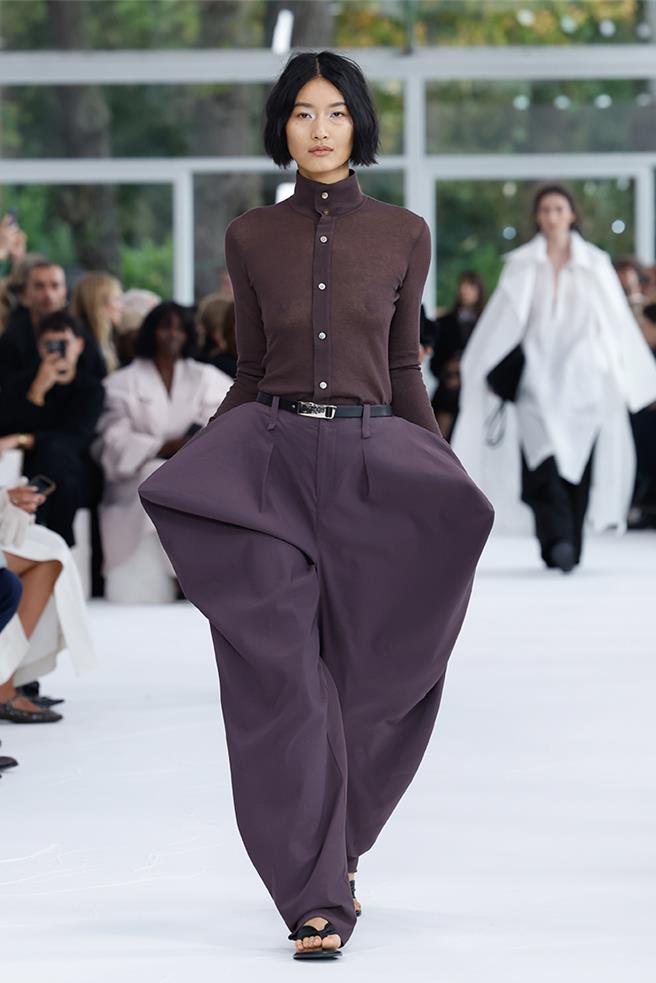 採用和紙布料製成，但在裁剪上融入了立體形態設計，讓穿著者身形更具立體輪廓。（ISSEY MIYAKE提供／黃唯淯台北傳真）