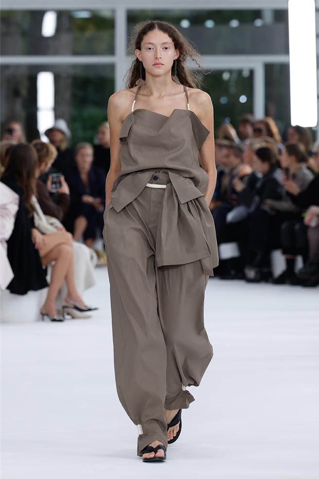 以大面積的布料搭配棉繩結，模擬古代人們著用和紙布料的情景。（ISSEY MIYAKE提供／黃唯淯台北傳真）