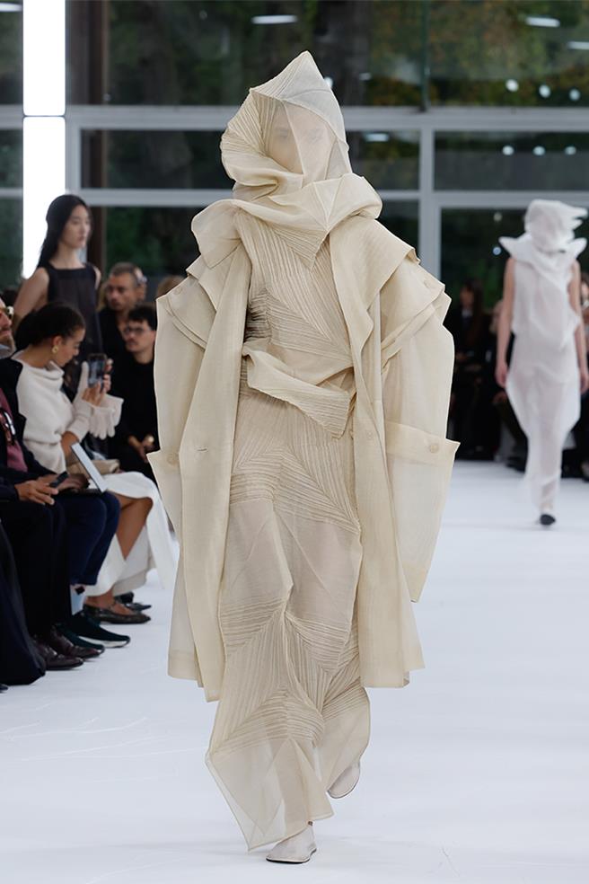 以透明布料搭配斜向皺摺，將本季主題與品牌核心設計風格完整結合。（ISSEY MIYAKE提供／黃唯淯台北傳真）