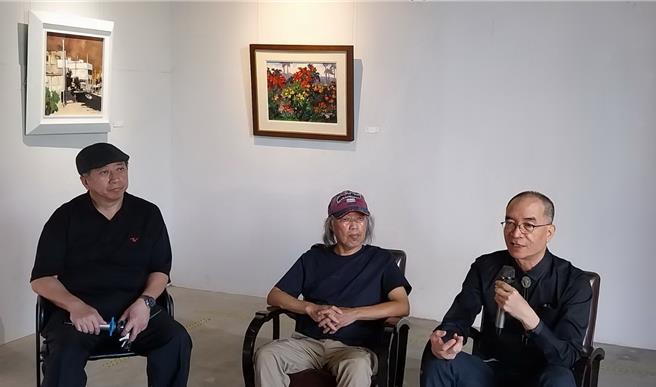 大陸安徽藝術家胡是平（中）、台灣本土藝術家潘蓬彬（右一），兩人攜手自28日起在中市樹瓦藝術舉辦《兩岸文化交流油畫展》，藝術實驗教育學校校長游守中（左一）在畫展開幕活動展開座談。（陳淑芬攝）