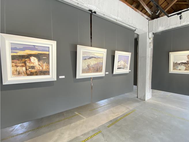 大陸安徽藝術家胡是平、台灣本土藝術家潘蓬彬，兩人攜手自28日起在中市樹瓦藝術舉辦《兩岸文化交流油畫展》，圖為胡是平的作品。（陳淑芬攝）