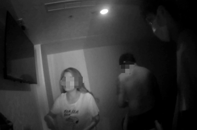 高雄警方再抄一間排毒店，當場查獲男客與女服務生剛連結完。（圖／翻攝畫面）