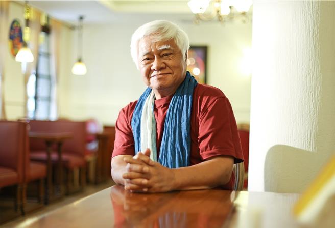 胡德夫10月26日將在台北中山堂舉辦「匆匆50年」音樂會。（陳俊吉攝）