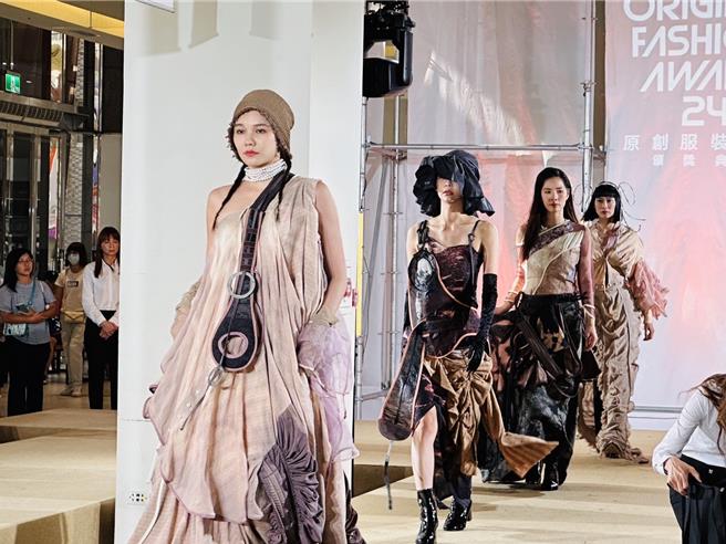 動力發展署桃竹苗分署「衣啟飛翔創客基地」28日在新竹遠東巨城購物中心舉辦「2024原創服裝大賞頒獎典禮」，集結14個新銳服裝品牌在現場盛大走秀。（勞動力發展署提供／陳育賢新竹傳真）